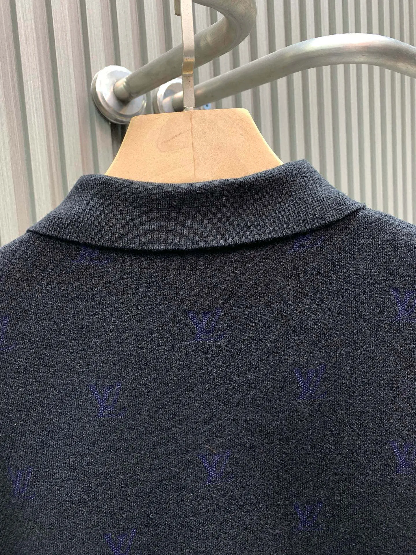 🅿️400 🀄️ Louis Vuitton Louis Vuitton 1v25fw Monogram jacquard wool Polo shirt. 1:1 color matching according to yp. Fei Dong's work. Inspired by Korean painter park Seo-BO. The final color effect is as high as 98%. 60% sheep wool 30% mulberry silk 10% cashmere. The loom requires 32 imported sand spits. The cost is very expensive. It is twice the price of ordinary woolen sweaters. Use a 47W Stoll 14-needle ultra-fine machine imported from Germany for weaving. It takes 180 minutes to weave a piece of fabric. 20 wool blends. Different sleeve patterns should be divided into left and right when sewing. The loom is cylindrical jacquard. It is full of taste for daily wear.